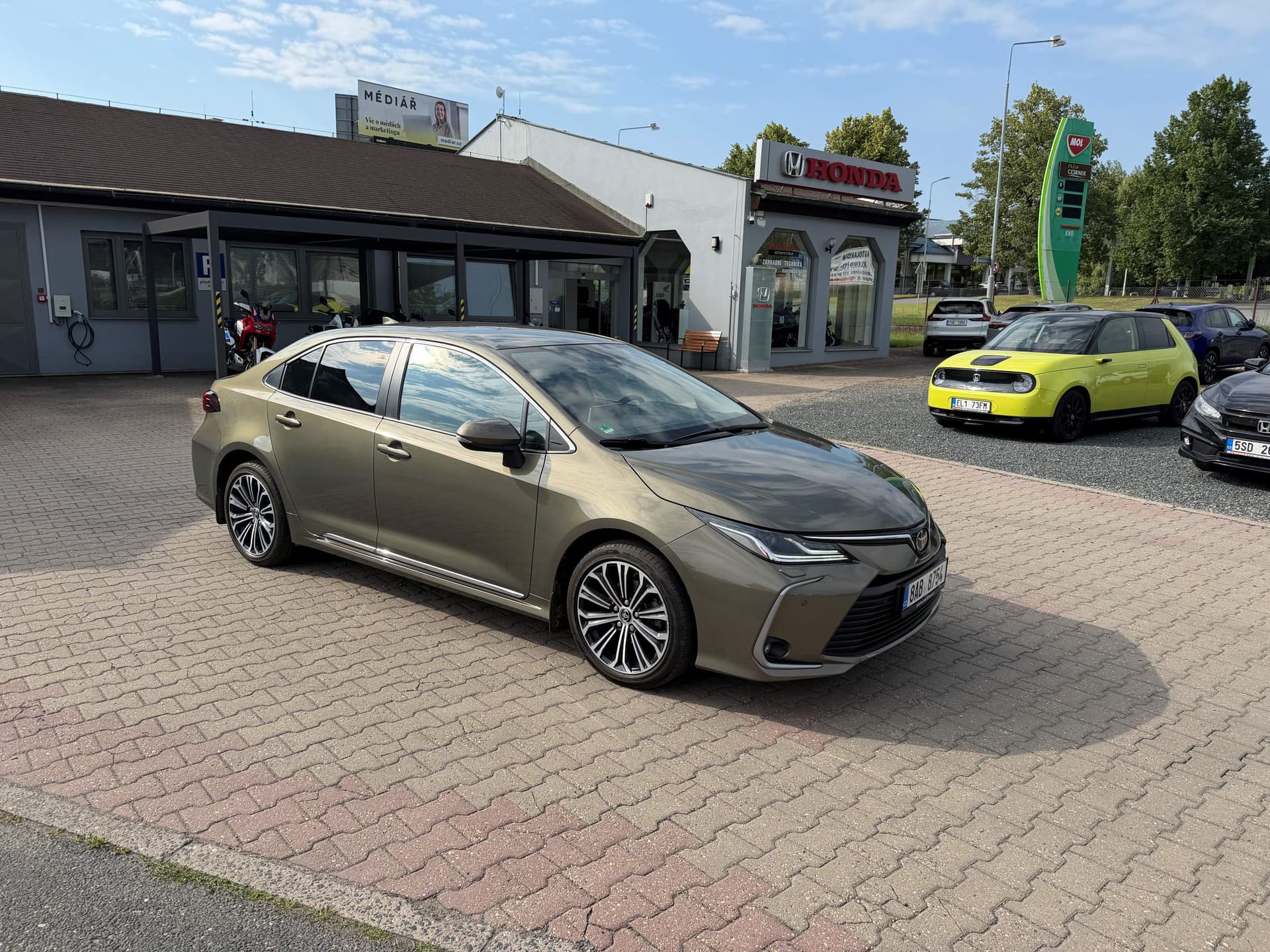 Toyota Corolla 1,6 VVTi Style + Chrom paket 97kW - Fotografie 1