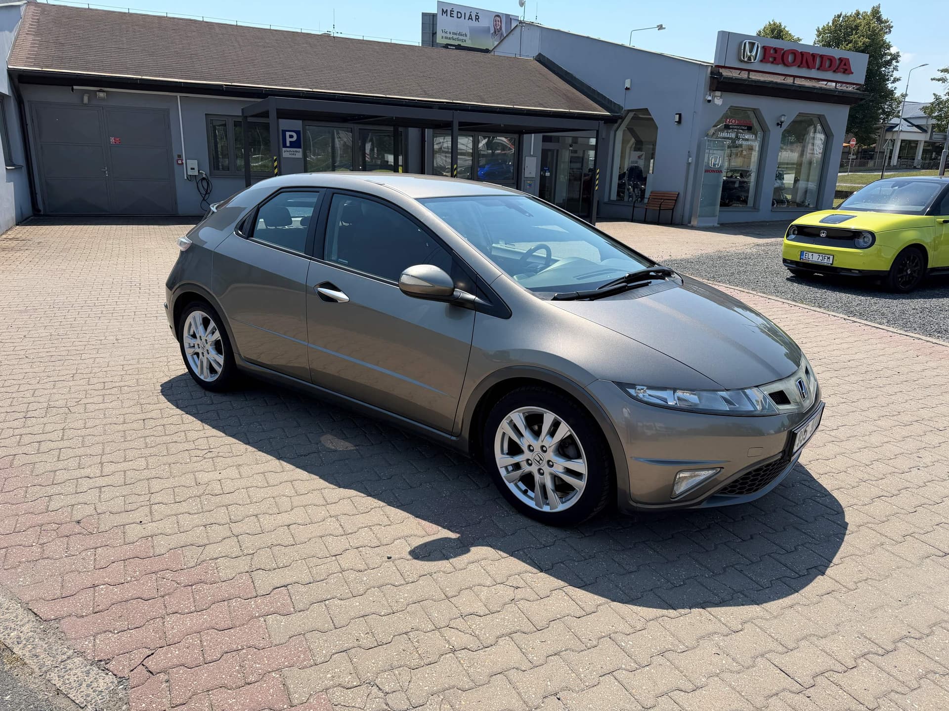 Honda Civic 5D 1,8 Sport 6MT - Fotografie 1